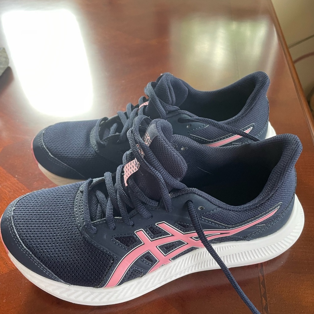 Ladies Sz 7 ASICS Runners